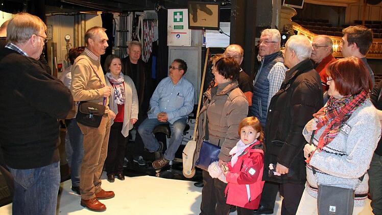 Früher versteckt vor der Bühne, sitzt die Souffleuse heute seitlich, hinter der rechten Loge. Das war nur ein Detail, das CT-Abonnenten bei einer Theaterführung von Thomas Escher (sitzend) erfuhren