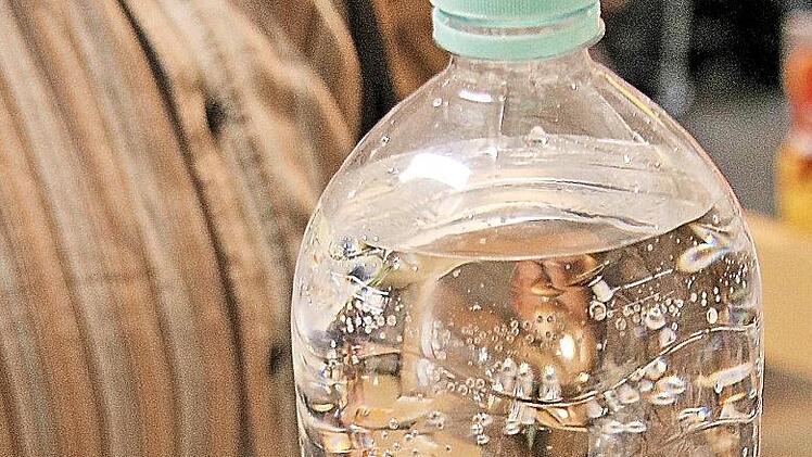 Paul's Flaschenhalter ist für die gängigen 1,5-Liter-Getränkeflaschen aus Plastik gedacht und soll das einhändige Öffnen erleichtern.