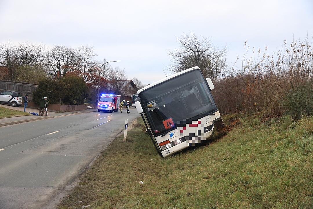 Oberfranken: Schulbus kommt von Straße ab