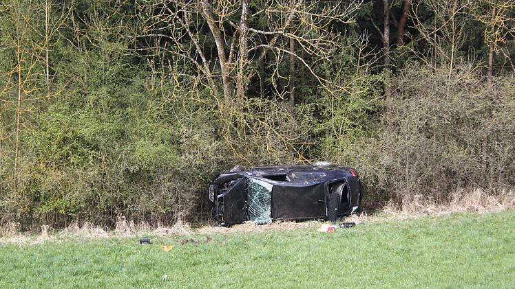 Der Skoda überschlug sich mehrfach und wurde erst 70 Meter von der Fahrbahn entfernt gestoppt.