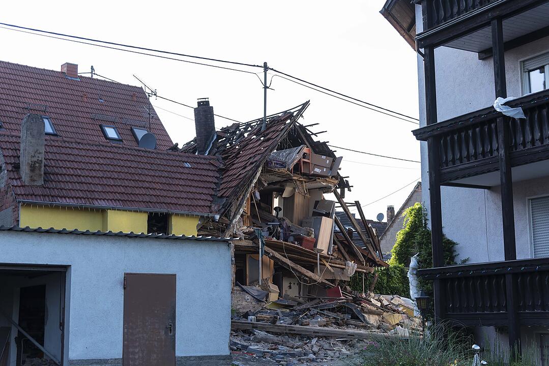 Wohnhaus in Unterfranken stürzt nach Verpuffung ein: Vier Menschen teils schwer verletzt