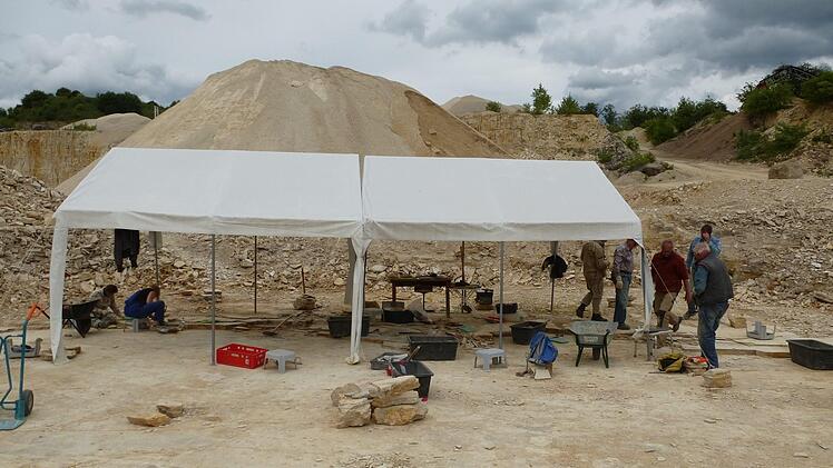 An der Grabungsstelle im Steinbruch Wattendorf. Mäuser