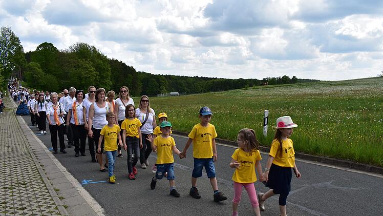 Der Festzug in Geschwand Foto: Petra Malbrich