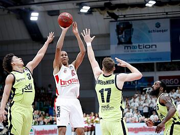 Immer mehr zum Leistungsträger im Bamberger Spiel avanciert Louis Olinde, der hier zum Wurf gegen die Bayreuther James Robinson (links) und den im letzten Viertel starken Lukas Meisner kommt. Daniel Löb