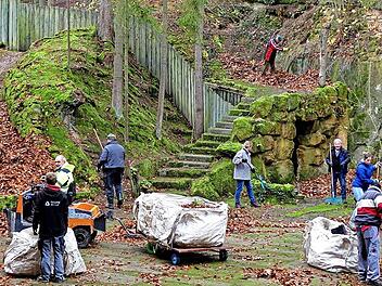 Die Mitglieder befreiten die Naturbühne vom Laub. Die Sammelbehälter wurden voll.