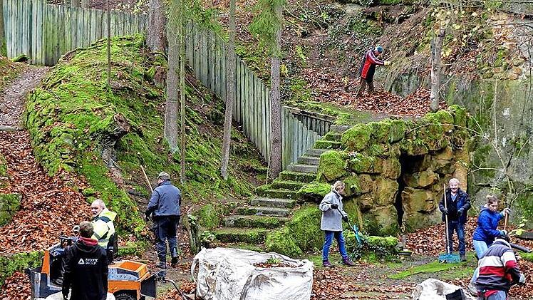 Die Mitglieder befreiten die Naturbühne vom Laub. Die Sammelbehälter wurden voll.