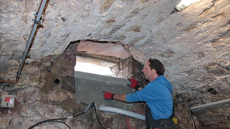 Damit kein Regenwasser in den Keller läuft, hat Christian Büchs den unteren Teil des Kellerfensters zubetoniert, seitdem wartet er auf das versprochene Fenster.