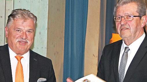 F&uuml;r sein kommunalpolitisches Engagement &uuml;berreichte Landrat Klaus Peter S&ouml;llner (links) die kommunale Dankurkunde des bayerischen Innenministers an Franz Schrepfer.