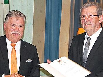 Für sein kommunalpolitisches Engagement überreichte Landrat Klaus Peter Söllner (links) die kommunale Dankurkunde des bayerischen Innenministers an Franz Schrepfer.