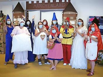 Eine M&auml;rchen-Modenschau der Mitarbeiter sorgte f&uuml;r gelungene Unterhaltung.