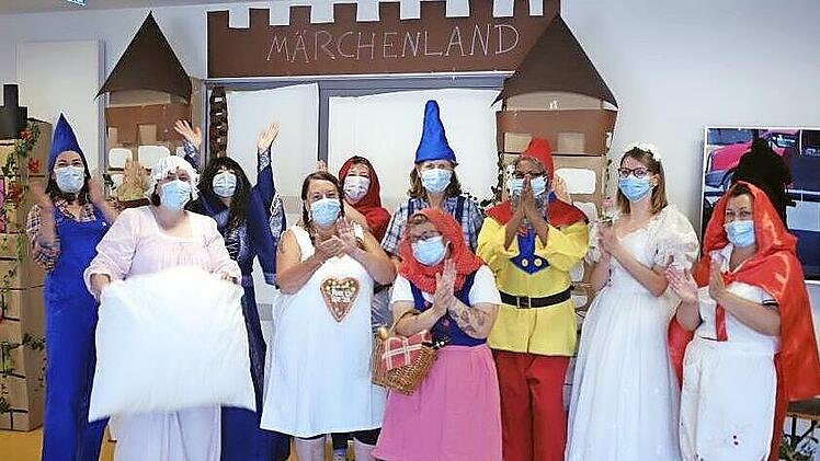 Eine M&auml;rchen-Modenschau der Mitarbeiter sorgte f&uuml;r gelungene Unterhaltung.