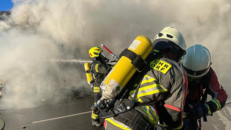Riesige Rauch-Säule im Kreis Bamberg: Lkw geht in Flammen auf - Feuerwehr mit Großeinsatz