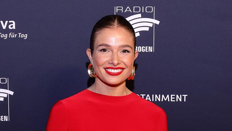 In "City of Love" hilft Lola Weippert Singles aus Freiburg, München, Frankfurt und Stuttgart bei der Suche nach der großen Liebe.
