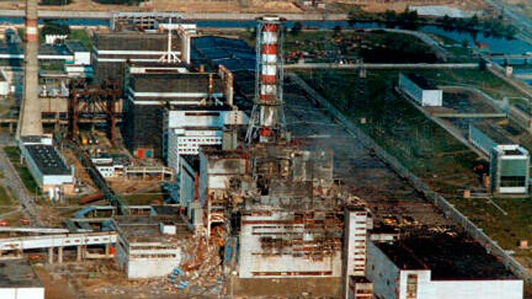 Der zerst&ouml;rte Reaktorblock 4, hier kurz nach der Katatsrophe, wurde sp&auml;ter mit einem "Sarkophag" aus Stahlbeton ummantelt.