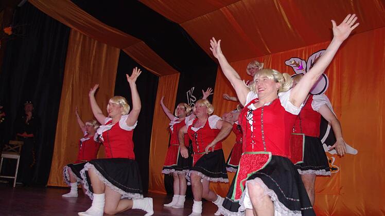 Die megaerotischen Girls der "Ranzengarde" tanzten zum "Alpenrausch".