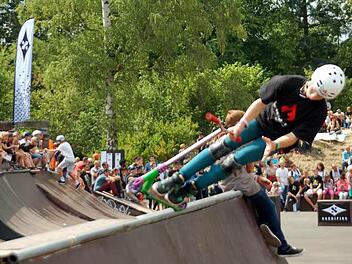 Spektakuläre Stunts begeisterten am Wochenende das internationale Publikum beim 3. "Freestyle Scooter-Contest" in Coburg. Fotos: Sophie Arnold