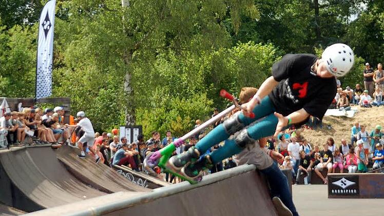 Spektakuläre Stunts begeisterten am Wochenende das internationale Publikum beim 3. "Freestyle Scooter-Contest" in Coburg. Fotos: Sophie Arnold