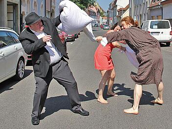 Stephan Bach, Ursula Gumbsch und Benjamin Bochmann lassen die Fetzen fliegen.  Foto: TiG