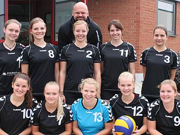 Meister in der Bezirksliga: Unser Bild zeigt die Hammelburger Volleyballerinnen um Trainer Frank Otter mit (hinten, von links) Lisa Herrlein, Pia Tolle, Katharina Wüscher, Raphaela Bihr und Paula Cimander sowie (vorne, von links) Paula Hepp, Sabrina Lell, Johanna Wüscher, Lena Bindrum und Selina Helfmann. Es fehlen: Mona Bindrum und Sabina Schlereth. Foto: TV/DJK