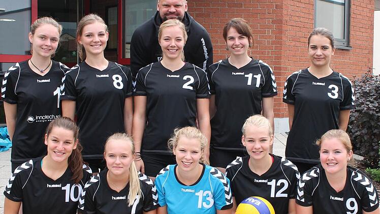 Meister in der Bezirksliga: Unser Bild zeigt die Hammelburger Volleyballerinnen um Trainer Frank Otter mit (hinten, von links) Lisa Herrlein, Pia Tolle, Katharina Wüscher, Raphaela Bihr und Paula Cimander sowie (vorne, von links) Paula Hepp, Sabrina Lell, Johanna Wüscher, Lena Bindrum und Selina Helfmann. Es fehlen: Mona Bindrum und Sabina Schlereth. Foto: TV/DJK