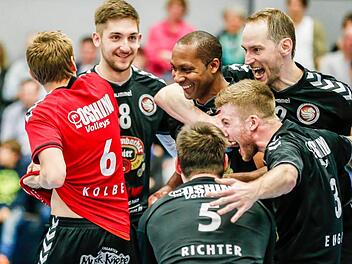 Pure Freude spricht aus den Gesichtern von Mircea Peta, Heriberto Quero, Johannes Engel und Christian Nowak (von links) nach dem entscheidenden Sieg in Waldgirmes. Mit dem Rücken zur Kamera von links Maximilian Kolbe (Nummer 6) und Sebastian Richter (Nummer 5).