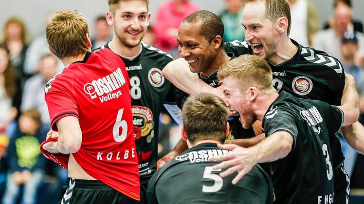 Pure Freude spricht aus den Gesichtern von Mircea Peta, Heriberto Quero, Johannes Engel und Christian Nowak (von links) nach dem entscheidenden Sieg in Waldgirmes. Mit dem Rücken zur Kamera von links Maximilian Kolbe (Nummer 6) und Sebastian Richter (Nummer 5).