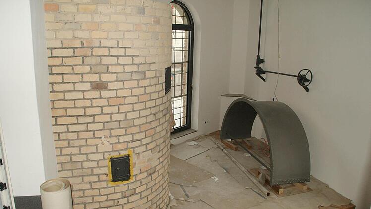 ... ein Segment davon wird zum Schreibtisch im künftigen Büro von Olaf Ernst. Foto: Sabine Weinbeer