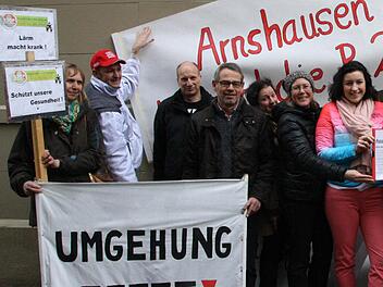 Neben den Transparenten entlang der alten B 286 tragen die Arnshäuser, Reiterswiesener und Eltingshäuser ihren Protest auch in die Welt hinaus, wie hier auf diesem Archivbild vom März vor dem CSU-Büro in der Bad Kissinger Innenstadt. Foto: Ralf Ruppert