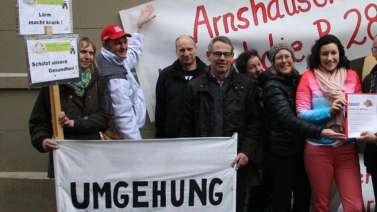 Neben den Transparenten entlang der alten B 286 tragen die Arnshäuser, Reiterswiesener und Eltingshäuser ihren Protest auch in die Welt hinaus, wie hier auf diesem Archivbild vom März vor dem CSU-Büro in der Bad Kissinger Innenstadt. Foto: Ralf Ruppert