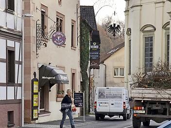 Die Untere Marktstraße in Burkardroth. Hier ist eine Passantin dabei, die Straße zu überqueren. Dabei muss sie jedoch gut aufpassen, da ein parkendes Fahrzeug die Sicht verdeckt. Fotos: Kathrin Kupka-Hahn