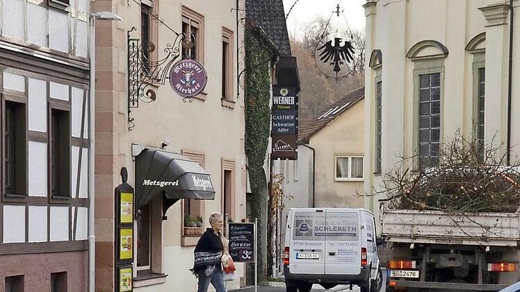 Die Untere Marktstraße in Burkardroth. Hier ist eine Passantin dabei, die Straße zu überqueren. Dabei muss sie jedoch gut aufpassen, da ein parkendes Fahrzeug die Sicht verdeckt. Fotos: Kathrin Kupka-Hahn