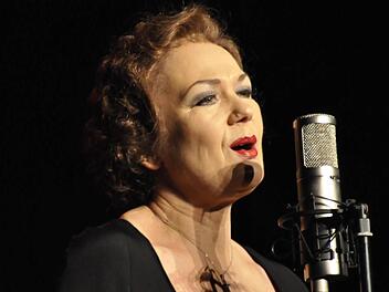 Christa Platzer lieh Edith Piaf ihre Stimme, oder war es umgekehrt? Zusammen mit ihrer großartigen Band wanderte sie musikalisch auf den Spuren der Grande Dame des französischen Chansons.  Foto: Peter Klopf