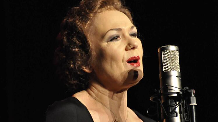 Christa Platzer lieh Edith Piaf ihre Stimme, oder war es umgekehrt? Zusammen mit ihrer großartigen Band wanderte sie musikalisch auf den Spuren der Grande Dame des französischen Chansons.  Foto: Peter Klopf