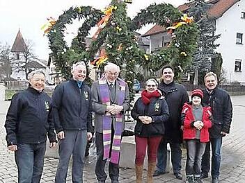 Nach dem Aufstellen der Osterkrone auf dem Quellstein(v.l.): Dritter Vorsitzender Albin Fischer, Zweiter Vorsitzender Uwe Bobreck, Parrer i. R. Baptist Schaffer, Vorsitzende Jutta Dietzel, Stadtrat Michael Zwingmann, Bürgermeister Wolfgang Beiergrößlein mit Sohn Jannik.  Foto: Gerd Fleischmann