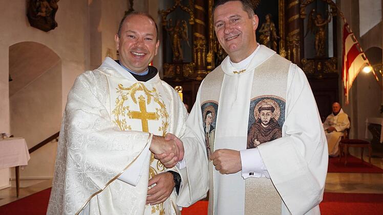Dekan Dr. Andreas Krefft (rechts) oblag es die Laudatio zum Abschied von Pater Stanislaus zu sprechen. Foto: Marion Eckert