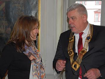 Coburgs Oberbürgermeister Norbert Tessmer im Gespräch mit der Generalkonsulin Jennifer D. Gavito  Foto: Oliver Schmidt