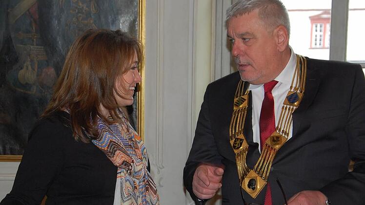 Coburgs Oberbürgermeister Norbert Tessmer im Gespräch mit der Generalkonsulin Jennifer D. Gavito  Foto: Oliver Schmidt