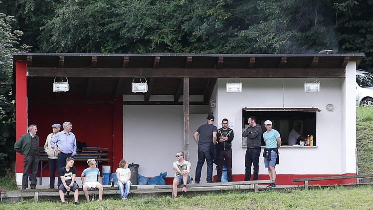 Alles unter einem Dach in Gerach: Bratwurstbude, Getränkeschuppen und Vip-Raum