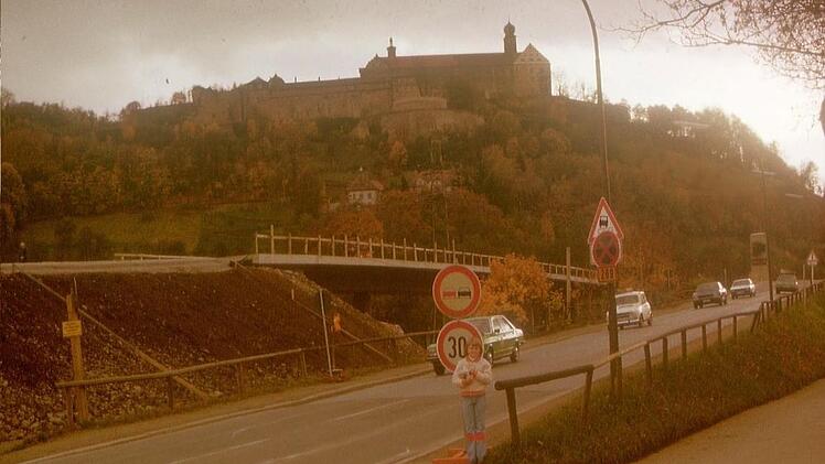 "Zweibrücken"  in der Blaich - 1979 wurde die neue Brücke (links) gebaut, und die alte (rechts) stand noch. Foto: Helmut Günther