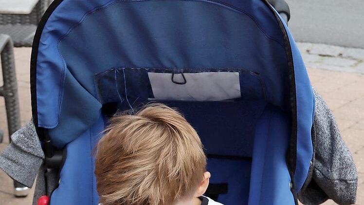 Einer der jüngsten Besucher studiert eifrig den Trödelplan.