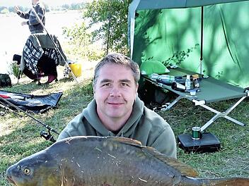 Tobias Grosse aus Schwarzenbach/Saale holte sich mit diesem 7860 Gramm schweren Karpfen die Königswürde. Foto: Werner Reißaus