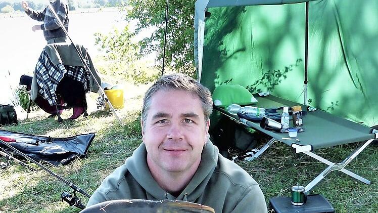 Tobias Grosse aus Schwarzenbach/Saale holte sich mit diesem 7860 Gramm schweren Karpfen die Königswürde. Foto: Werner Reißaus