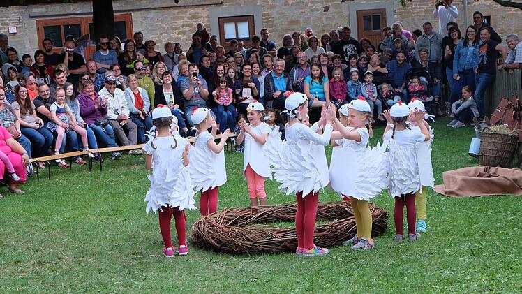 Aufführung der Kinder beim Sommerfest es Kinderhauses  "Unterm Regenbogen Thundorf".   Philipp Bauernschubert