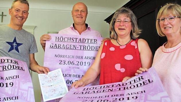 Rühren für den Garagen-Trödel die Werbetrommel, von links: Bernd Riehlein, Gerald Brehm, Jeanette Exner und Konni Lühring.  Foto: Andreas Dorsch