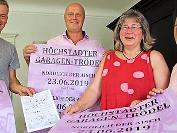 Rühren für den Garagen-Trödel die Werbetrommel, von links: Bernd Riehlein, Gerald Brehm, Jeanette Exner und Konni Lühring.  Foto: Andreas Dorsch