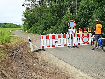 Ein Radfahrer aus Bamberg steht vor der Straßensperrung. Wie komm ich jetzt nach Vierzehnheiligen? Jedenfalls nicht auf dieser Straße, denn die bleibt die nächsten Monate auch für Radfahrer und Fußgänger gesperrt. Fotos: Gerd Klemenz