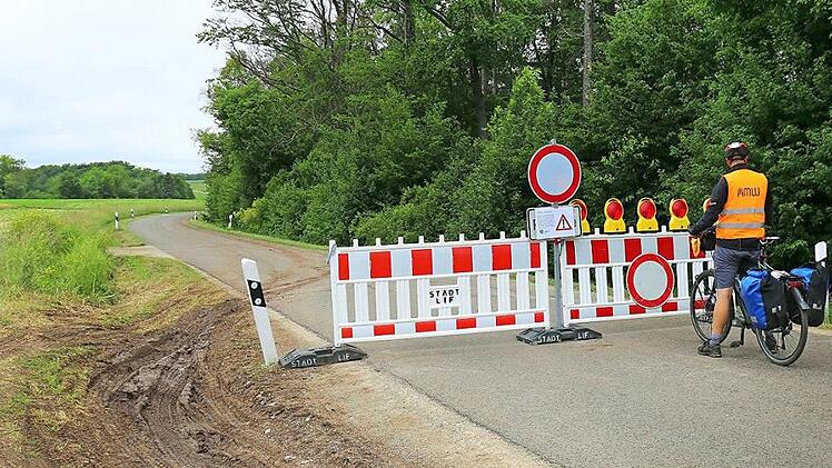 Ein Radfahrer aus Bamberg steht vor der Straßensperrung. Wie komm ich jetzt nach Vierzehnheiligen? Jedenfalls nicht auf dieser Straße, denn die bleibt die nächsten Monate auch für Radfahrer und Fußgänger gesperrt. Fotos: Gerd Klemenz