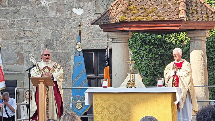 Am vierten Altar vor dem Rathaus wurde der Segen für die Stadt Höchstadt erbeten.