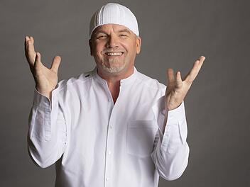 DJ &Ouml;tzi singt zwar oft auf Englisch, die Sprache beherrscht er aber nur unzureichend.