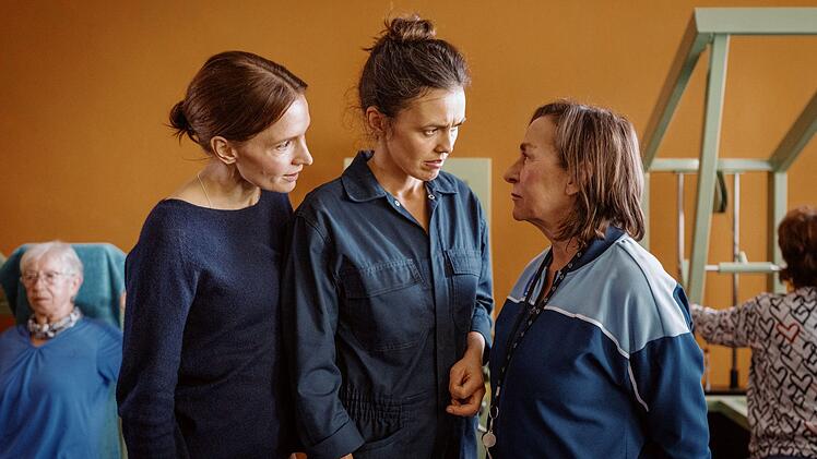 Serafina (Frida-Lovisa Hamann, links) und Daniela (Lucie Heinze, zweite von links) wollen ihre Mutter Christa (Steffi K&uuml;hnert) davon &uuml;berzeugen, dass sich im familieneigenen Fitnessstudio eine Menge &auml;ndern muss.